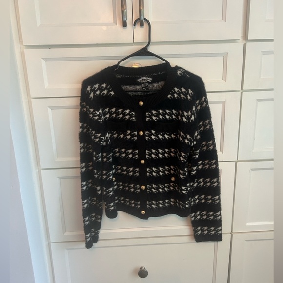 oliver o Sweaters - Oliver O Brand Herringbone Sweater with Gold Buttons